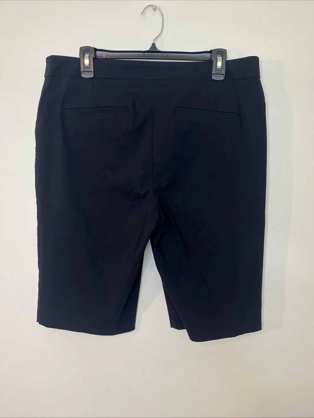 Women So Slimming By Chico’s Black Stretch Bermuda Short Size 2 Large